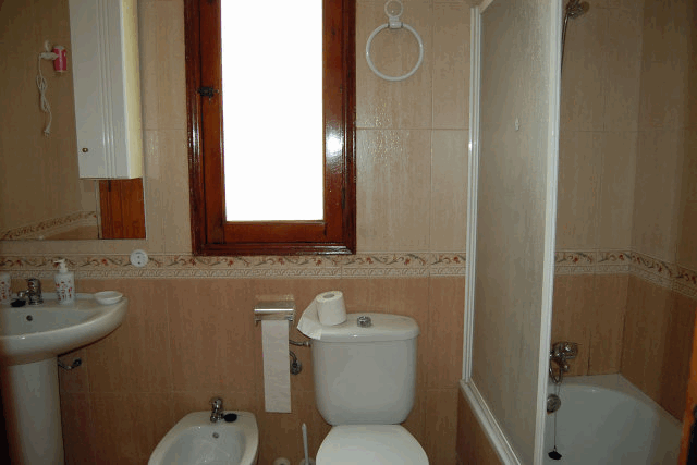 itsh 1522050560HTILRA ref 1704 mobile 11 Full family bathroom Villamartin Plaza