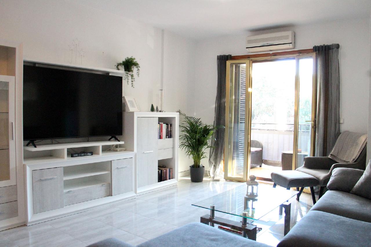 itsh 1643152819HUDNBO ref 1777 mobile 1 Spacious living room, UK TV and FREE Wifi Villamartin Plaza