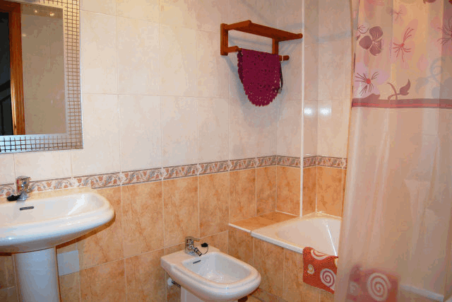 itsh 1521881460TQWANP ref 1712 mobile 10 Full family bathroom upstairs Playa Flamenca