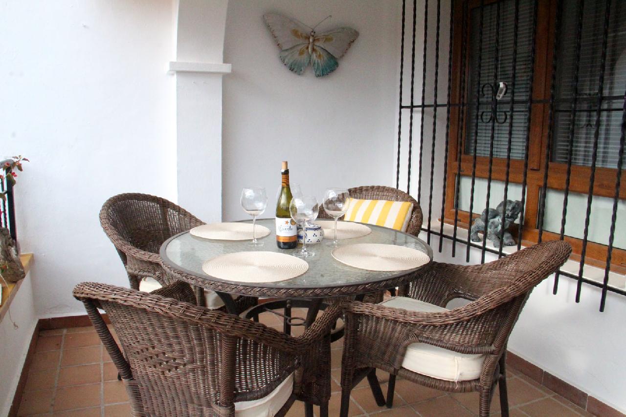 itsh 1743451375VMAEFB ref 1831 mobile 12 Front porch dining under the stars Villamartin