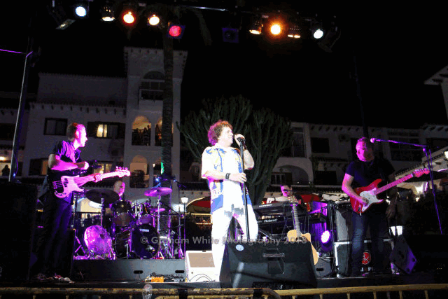 itsh 1554124653WMGAYO ref 1739 mobile 12 Leo Sayer in concert 2018 in the plaza Villamartin Plaza