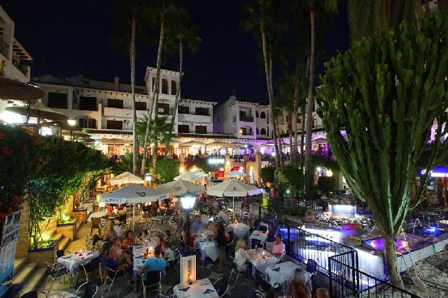 itsh 1774892945BJCLRO ref 1838 mobile 24 Villamartin Plaza by night Villamartin