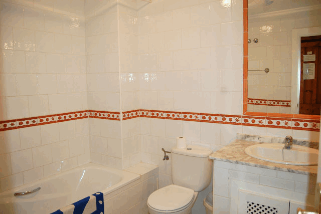 itsh 1521806481UXHINC ref 4 mobile 11 Large full family bathroom Villamartin Plaza