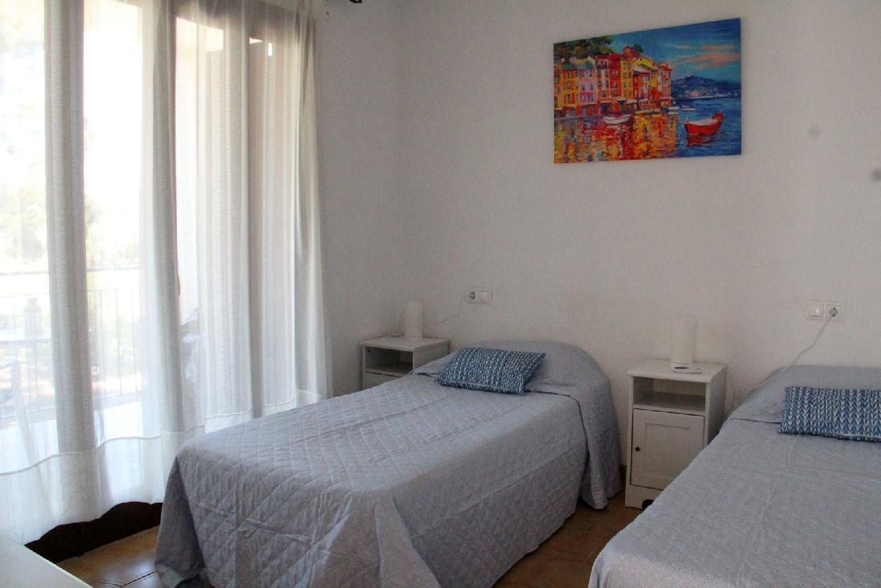 itsh 1521901332FXBPML ref 1698 mobile 7 Twin bedroom with french doors to the balcony Villamartin Plaza