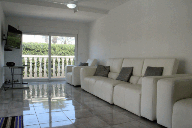 itsh 1553326322TKPGOV ref 1742 mobile 3 Living room 2 overlooking the pool Villamartin