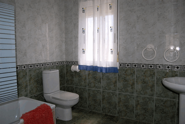 itsh 1521813186EXOVFK ref 92 mobile 15 Large family bathroom upstairs Los Balcones