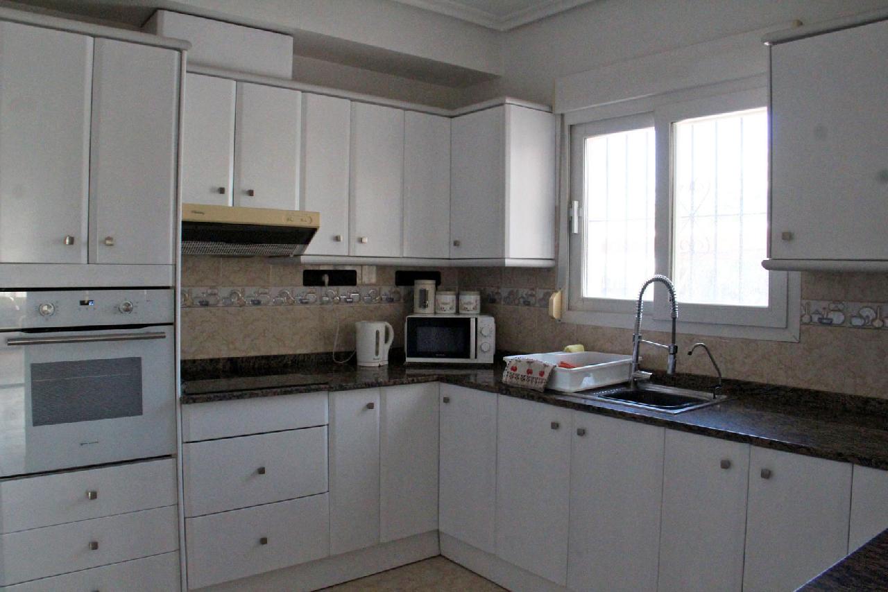 itsh 1699273013NSVEWA ref 1812 mobile 7 Large fully fitted kitchen for the villa Playa Flamenca