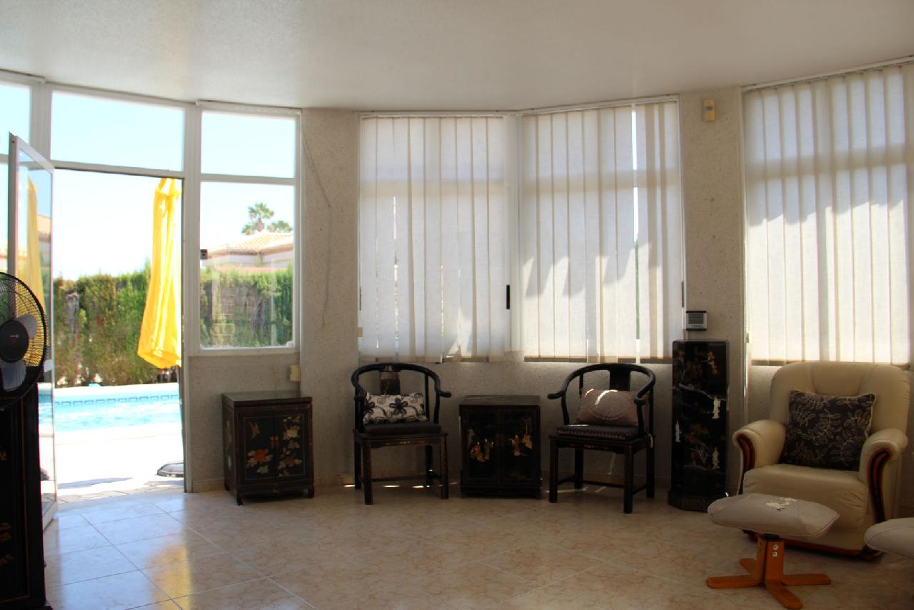 itsh 1699273013NSVEWA ref 1812 mobile 5 Spacious dining are for the villa Playa Flamenca