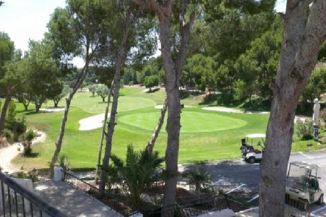 itsh 1701105158PWEIQS ref 1816 mobile 18 Villamartin Golf course across the street Las Violetas