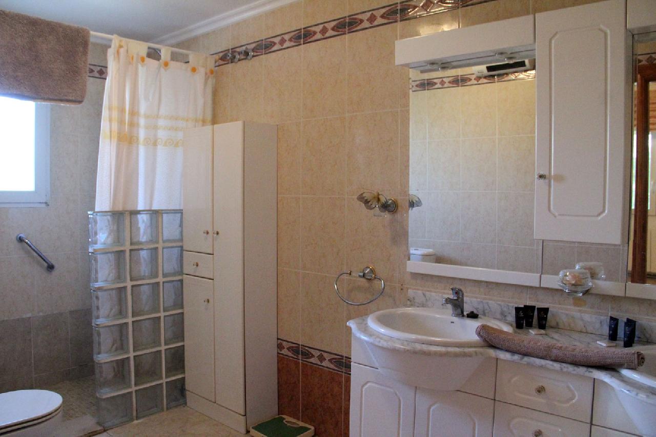 itsh 1699273013NSVEWA ref 1812 mobile 9 Shower 1 downstairs Playa Flamenca