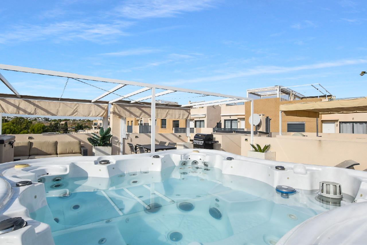 itsh 1632172264OFCWJT ref 1771 mobile 2 Jacuzzi with a view on the private solarium La Zenia